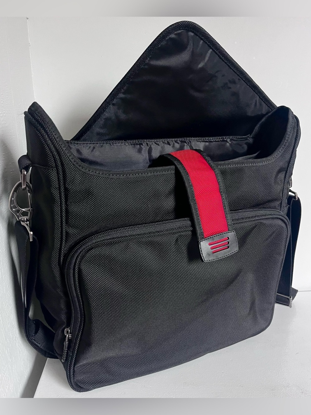 Victorinox by Swiss Army Black Crossbody Messenger Brief Bag Adjustable Strap - Picture 4 of 14
